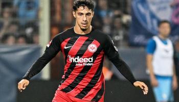 صدمة أولى.. مدرب فرانكفورت يُعيد لاعب الجزائر إلى نقطة الصفر