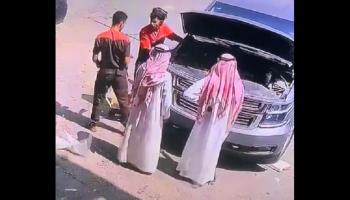السيارة تقف أمام ورشة تصليح المركبات