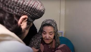 السيدة الأفغانية بعد إنقاذها 