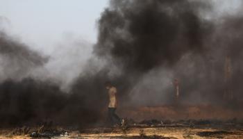 فلسطيني وسط سحابة من الدخان خلال المواجهات