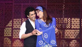 لقاء سويدان وميدو عادل في مشهد من المسرحية