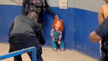 Vidéo .. Au Mexique, la poupée démoniaque Chucky arrêtée par la police