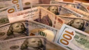 أوراق نقدية مصرية وأمريكية - أرشيفية 