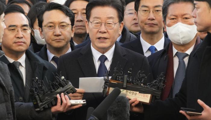 Le chef de file de l'opposition sud-coréenne, Lee Jae-myung, attaqué à l'arme blanche