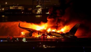 L'avion de Japan Airlines en feu à l'aéroport Haneda de Tokyo