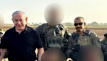 الإسرائيلي المتهم بانتحال صفة جندي يقف إلى جانب نتنياهو