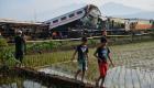 مقتل 3 وإصابة 28 في تصادم قطاري ركاب في إندونيسيا (صور)