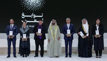 الشيخ محمد بن راشد آل مكتوم مع الفائزين بجائزة نوابغ العرب