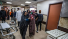 Sağlık görevlileri, Gazze'deki Ek Aksa Hastanesi'nden çekiliyor