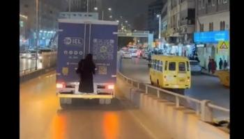 سيدة تتعلق على شاحنة في الرياض
