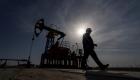 النفط يعزز مكاسبه مع تراجع مخزونات الخام الأمريكية