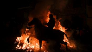 Las Luminarias : Des chevaux sautent à travers des feux de joie lors d'une cérémonie traditionnelle en Espagne
