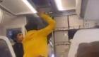 حمله مسافر خشمگین هندی به خلبان به‌خاطر تاخیر در پرواز! (+ویدئو)