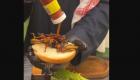 برغر الجراد في السعودية.. وجبة غريبة تثير ضجة واسعة (فيديو)
