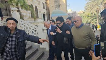 محمد منير في جنازة شقيقته