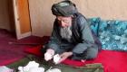 عجیب اما واقعی؛ این پیرمرد افغانستانی روزانه یک کیلو سنگ می‌خورد! (+ویدئو)