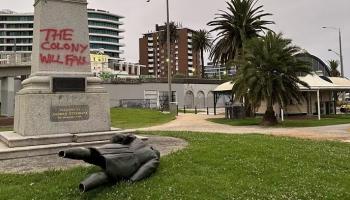 تمثال جيمس كوك على الأرض