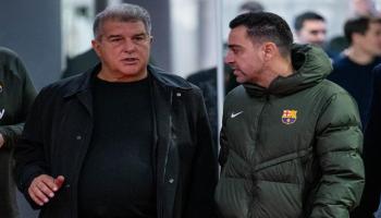 خوان لابورتا رئيس برشلونة والمدرب تشافي هيرنانديز