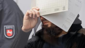 أبو ولاء يحاول تغطية وجهه خلال المحاكمة