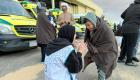 طبيبة إماراتية تخطف القلوب مع طفل فلسطيني مريض من غزة