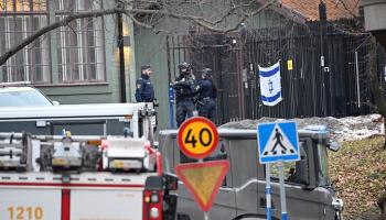 عناصر من الشرطة السويدية أمام السفار الإسرائيلية بستوكهولم - أ.ف.ب