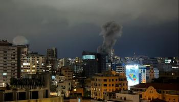 تصاعد الأدخنة جراء الغارات التي استهدفت بيروت