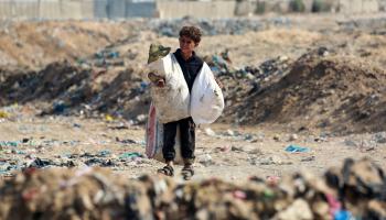 صبي يحمل أكياسًا في مكب نفايات بخان يونس 