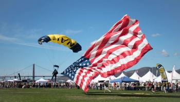 Accident lors de la Fleet Week : Un parachutiste de la marine américaine atterrit sur des spectateurs à San Francisco