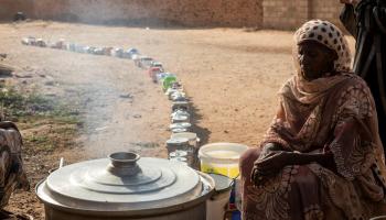 امرأة سودانية تعد الطعام في مركز نزوح