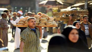 مواطنون يشترون الخبز في مصر