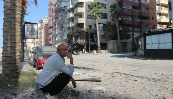 رجل يتفقد الدمار في مدينة صور