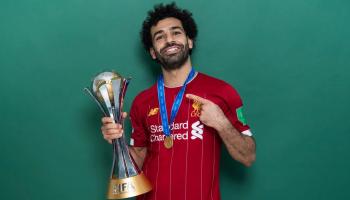 محمد صلاح يحمل كأس العالم للأندية