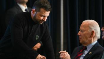 بايدن وزيلينسكي في لقاء سابق