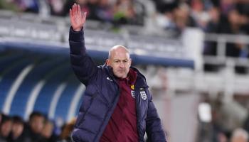 لي كارسلي مدرب منتخب إنجلترا