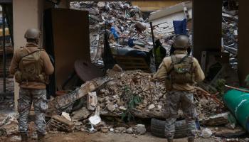 جنديان لبنانيان قرب ركام في حي الشياح بالضاحية