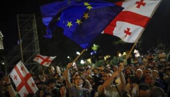 Vidéo- Géorgie : des milliers manifestent à Tbilissi lors de la quatrième nuit pro-UE