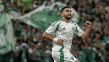 رياض محرز لاعب الأهلي السعودي