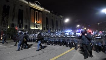 الشرطة تفرق متظاهرين مناهضين للحكومة