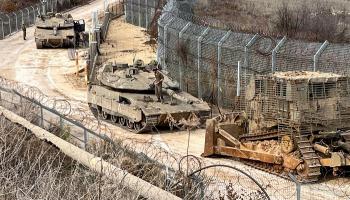 دبابات إسرائيلية عند حدود سوريا - رويترز