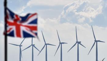 علم بريطانيا وتوربينات رياح