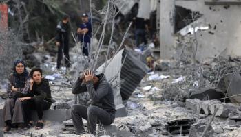 فلسطيني مصدوم عقب تدمير منزله في غزة