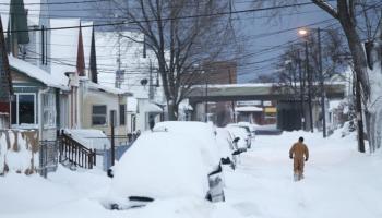  Fortes chutes de neige frappent le quartier résidentiel de Lake View, New York