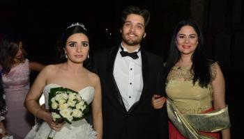 عمر خورشيد مع والدته وزوجته 