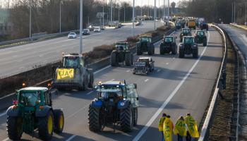 Les agriculteurs belges partagent des frites en signe de solidarité lors du blocage