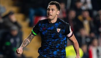 لوكاس أوكامبوس لاعب إشبيلية