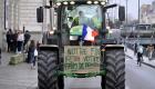 Agriculteurs en colère : Fumier, pneus et tracteurs bloquent les villes avant le Salon de l'Agriculture