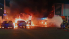 Lahey’de çatışma, polis araçları ateşe verildi
