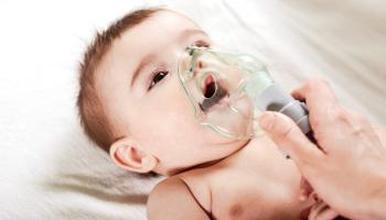 طفل يخضع لجلسة أكسجين