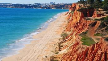 شاطئ  Praia da Falésia في البرتغال