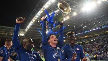 بين تشيلويل يحمل كأس دوري أبطال أوروبا